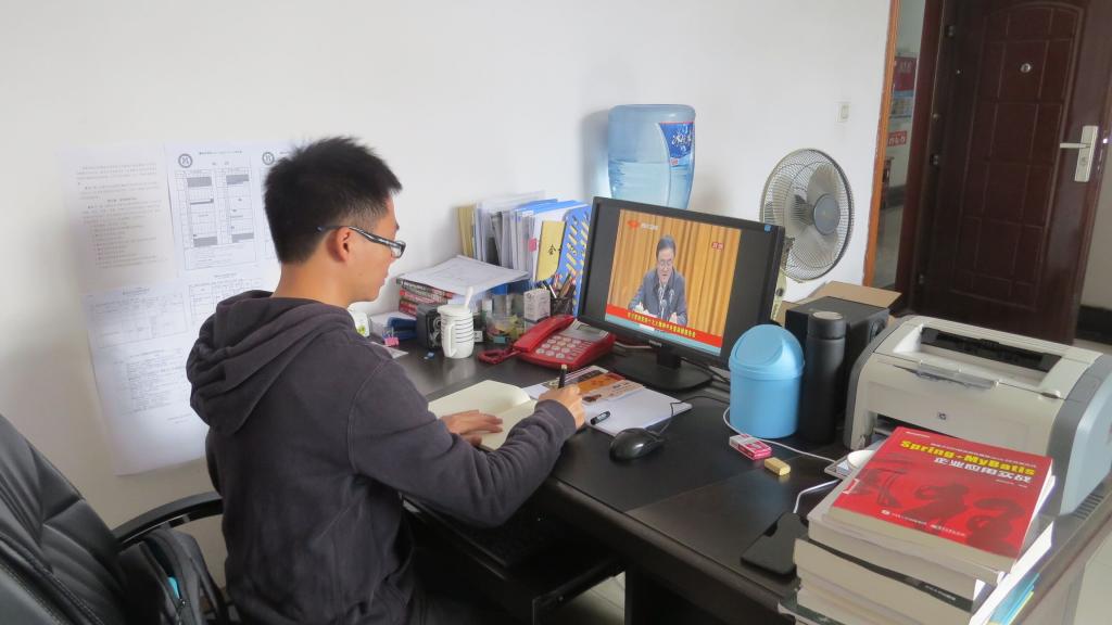 教师在办公室自发收看直播