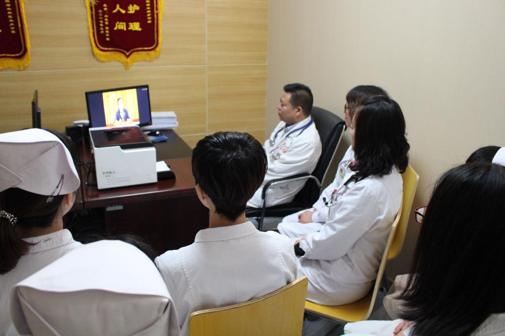 附属医院医护人员收看直播