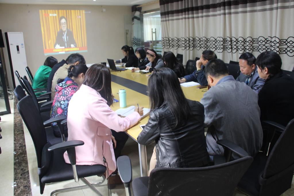 康养学院师生代表集中收看直播