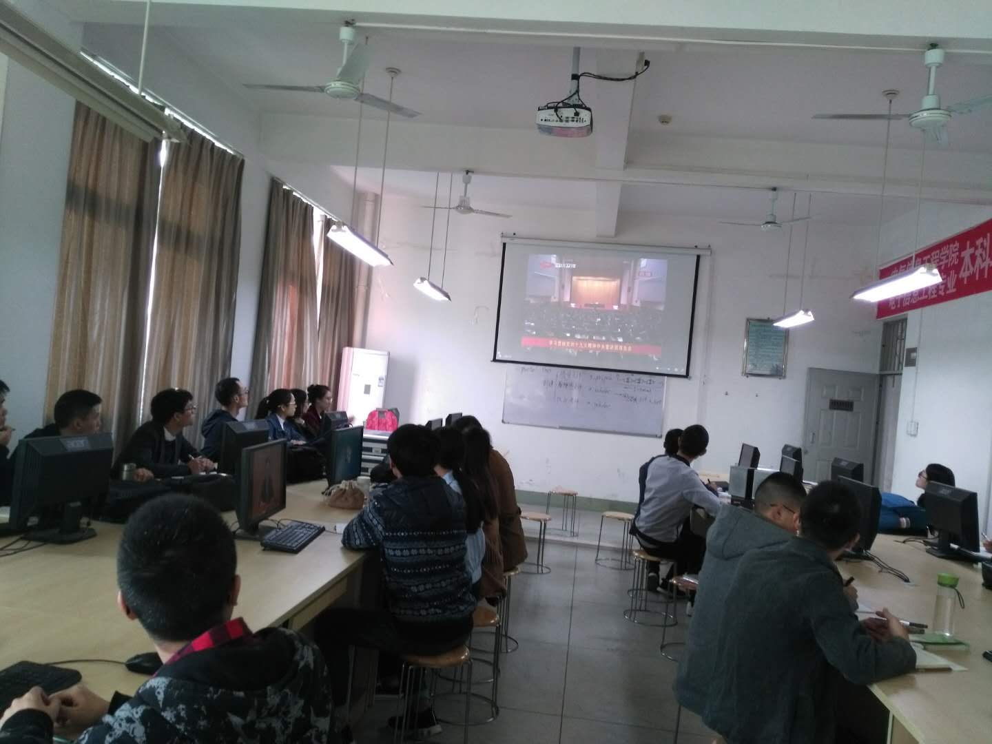 师生在实训室观看直播