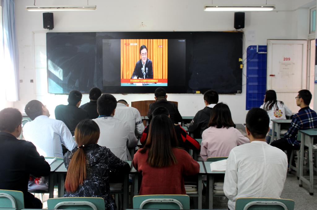 学生在教室集中收看直播